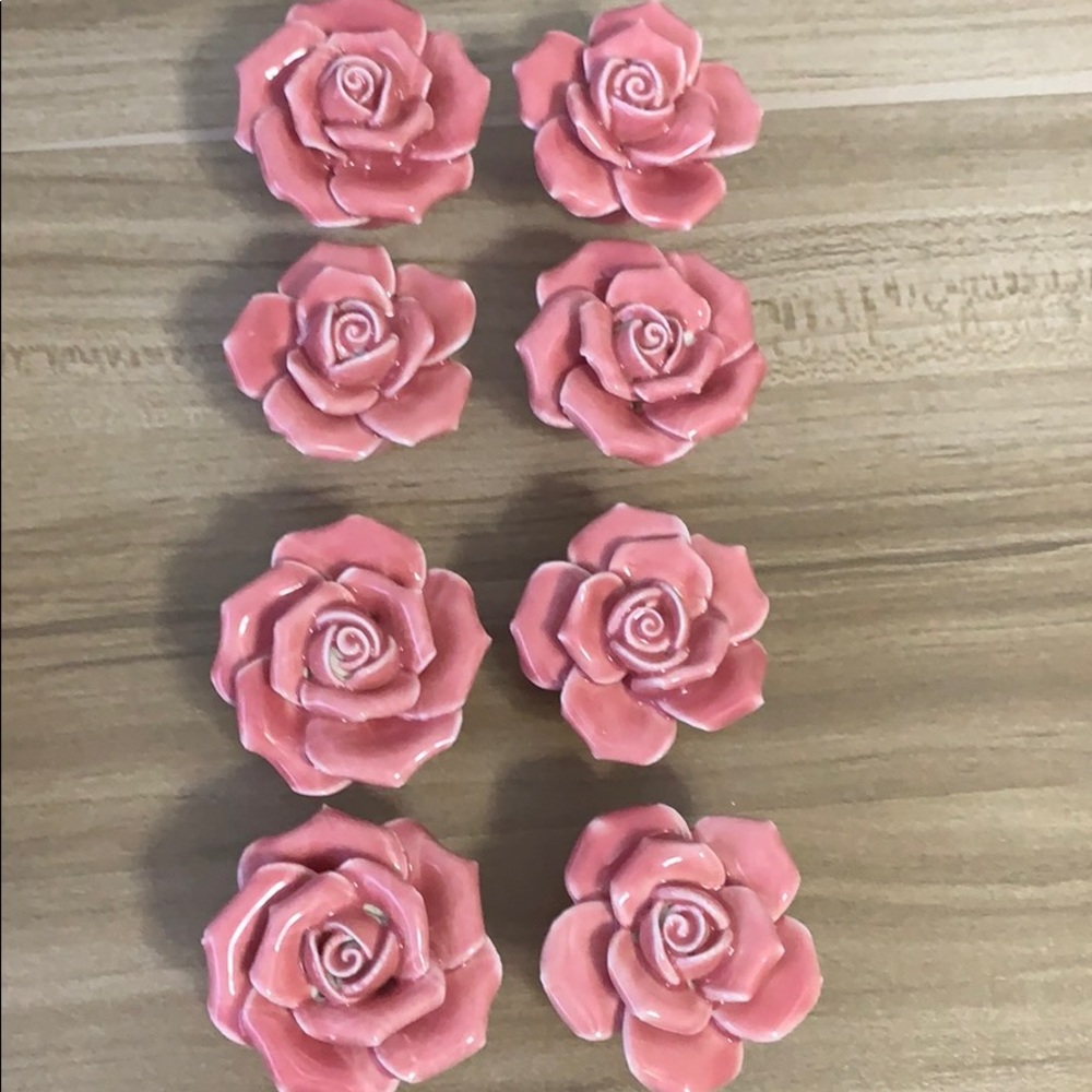 Beautiful flower knobs.